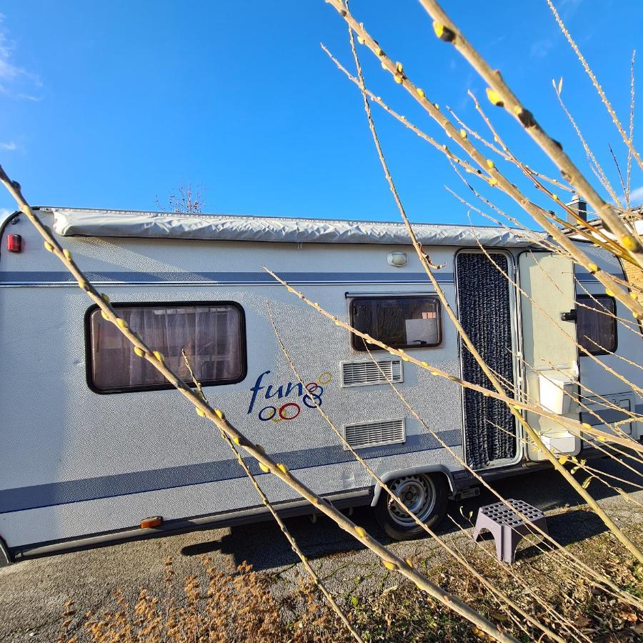 Hôtel Louise'S Camper à Neusiedl an der Zaya Extérieur photo