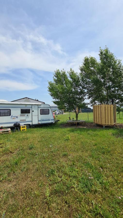 Hôtel Louise'S Camper à Neusiedl an der Zaya Extérieur photo