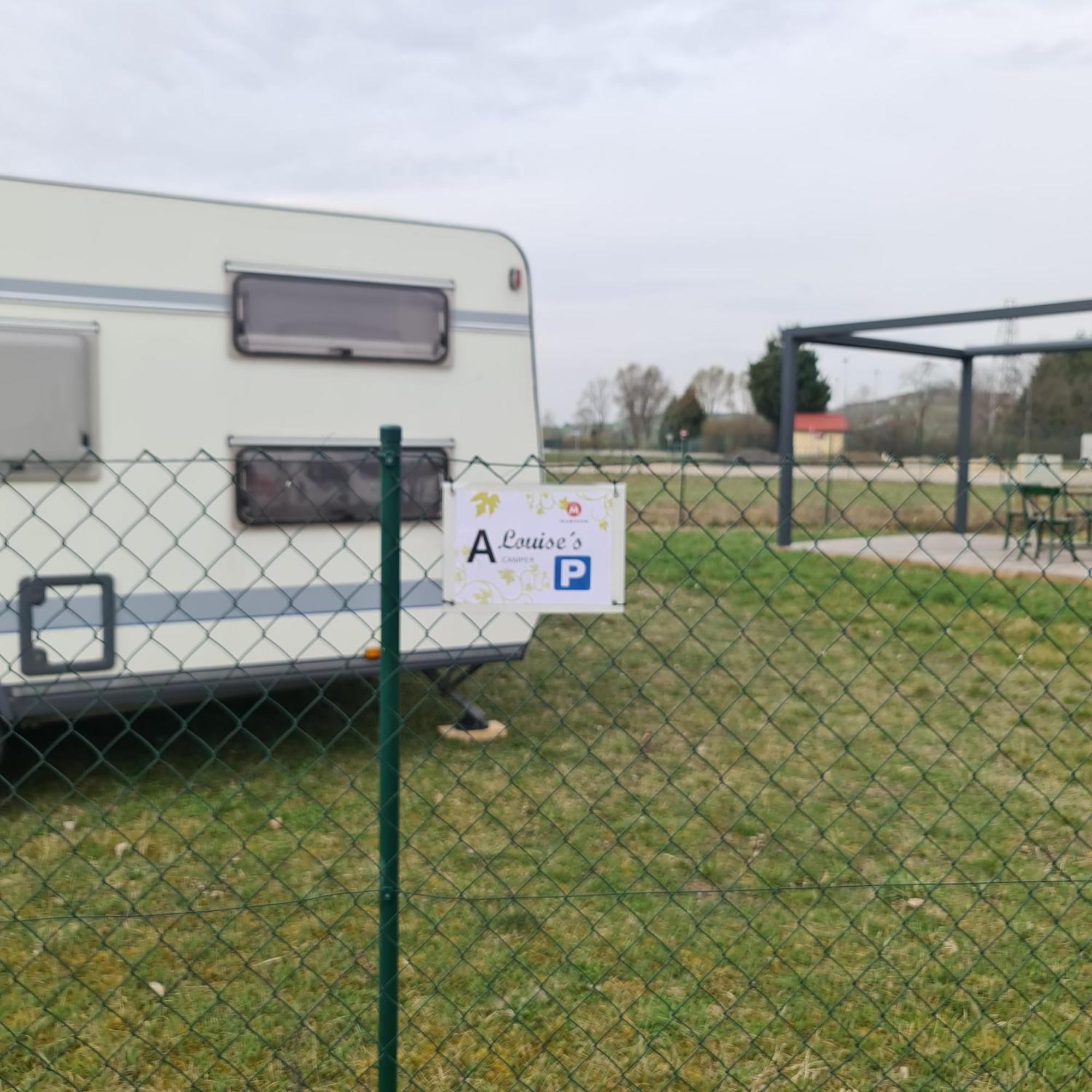 Hôtel Louise'S Camper à Neusiedl an der Zaya Extérieur photo